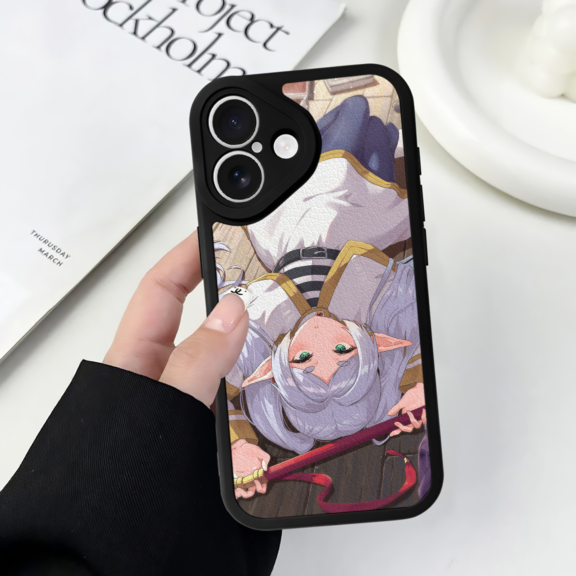 （画像用） 葬送のフリーレン Frieren 【iPhone 16シリーズ対応】シリコンスマホケース（レザー調） 材質：シリコン